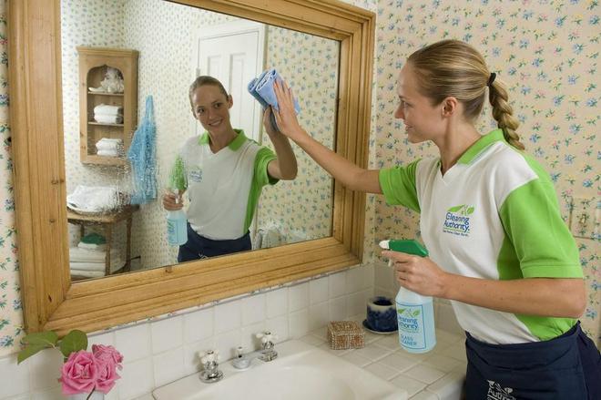 英皇体育官网英国女工仅穿贴身小衣上门为客户打扫卫生每小时收费650至825元(图3)